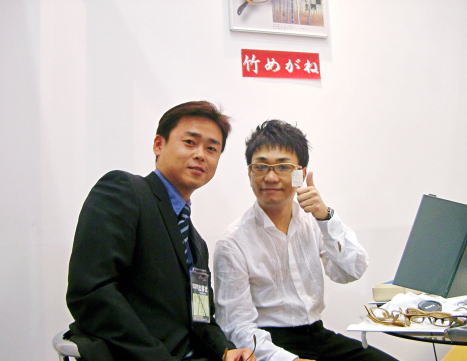 東京ビックサイトにて。2004年に八嶋智人さんが「日本メガネベストドレッサー賞」を受賞。