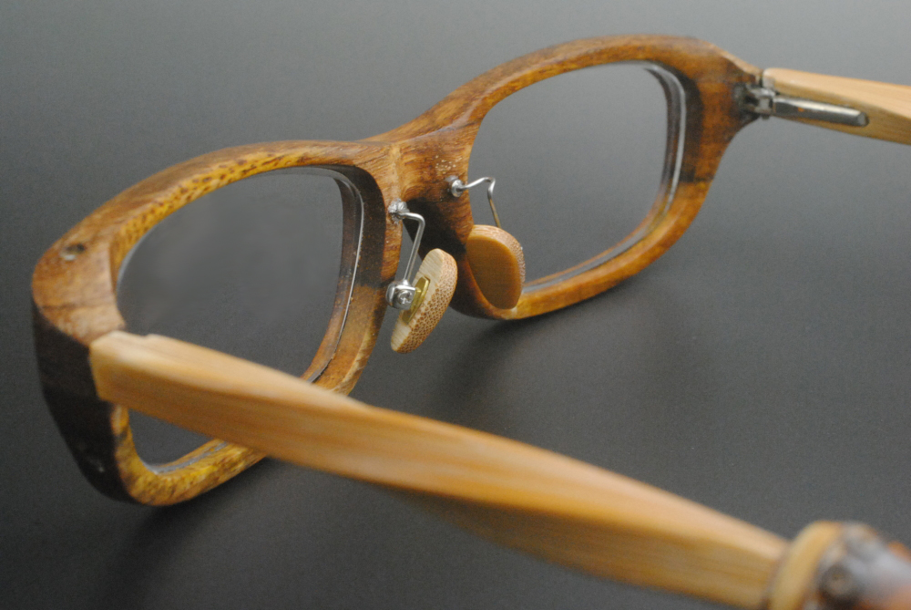 鯖江市の職人が製作したメガネフレーム　鼻パットを竹製に